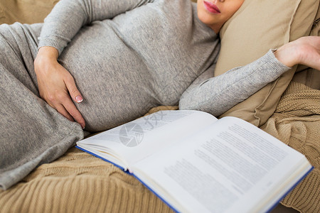 怀孕,人母亲的密切孕妇与书籍睡家里把孕妇关来睡觉图片