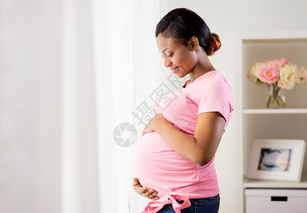 怀孕,人期望快乐怀孕的非裔美国妇女,大腹便便家快乐的孕妇家里大肚子图片