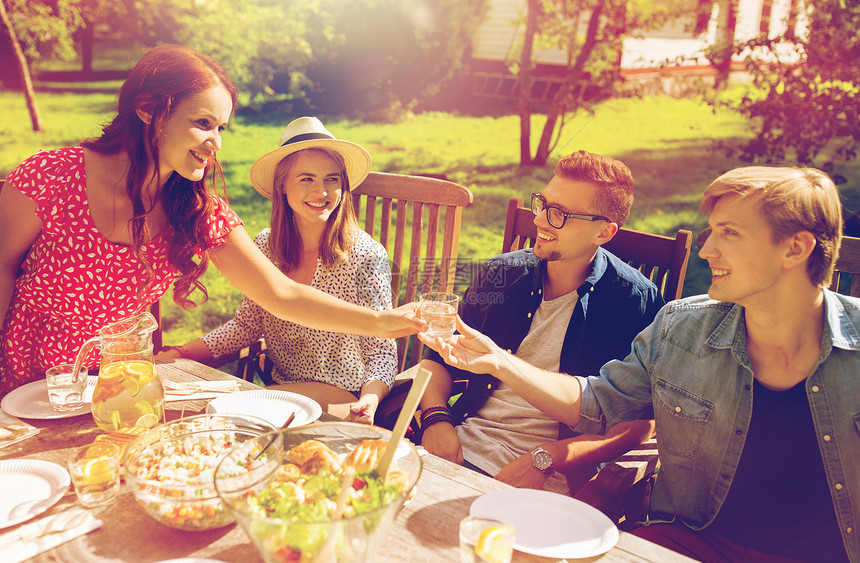 休闲,假期,饮食,人食物的快乐的朋友夏季花园聚会上吃晚饭快乐的朋友们夏天的花园聚会上吃晚饭图片
