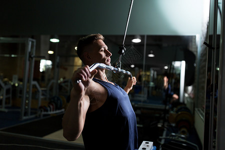 握力计运动,健身,生活方式人的男人锻炼弯曲肌肉拉特拉电缆机健身房男人健身房的线电视上伸展肌肉背景