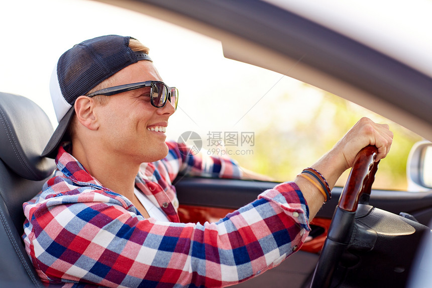 暑假,旅行,公路旅行人们的快乐的微笑轻人戴着太阳镜帽子驾驶敞篷车快乐的轻人阴影下驾驶敞篷车图片