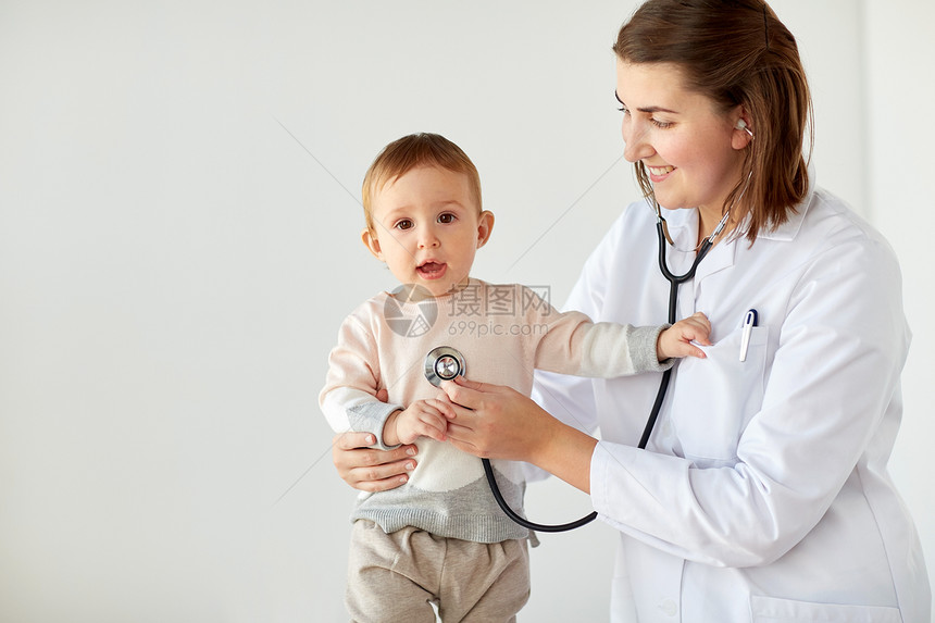 医学,医疗,儿科人的快乐的医生与听诊器听婴儿诊所的医疗检查快乐的医生,听诊器婴儿诊所图片