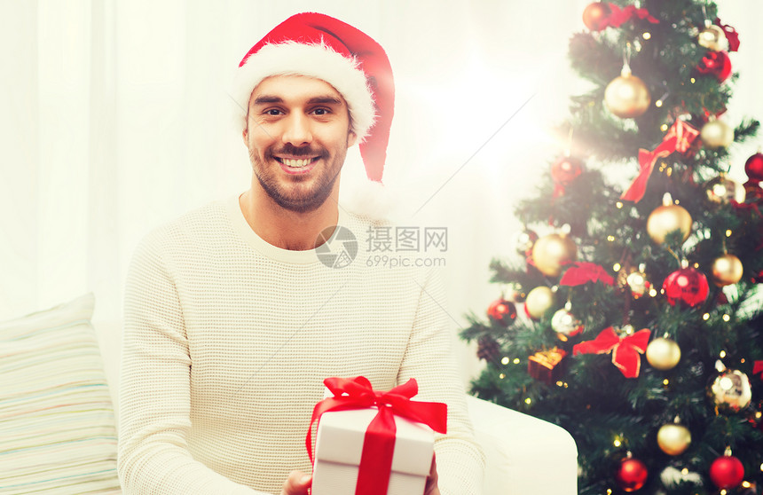 诞节,假日人们的快乐的人戴着诞帽,家里礼品盒家里诞礼盒的快乐男人图片