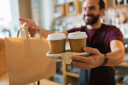 小企业,人服务理念咖啡店为客户服务的人酒保咖啡店为顾客服务的男人酒保图片