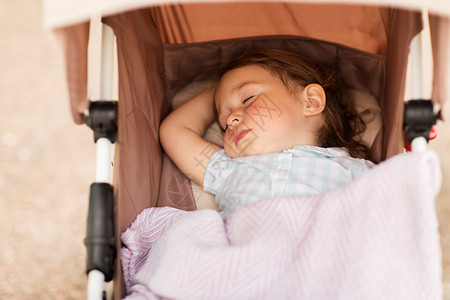 童,休息人的小孩子婴儿睡婴儿车户外小孩子婴儿睡户外婴儿车里图片