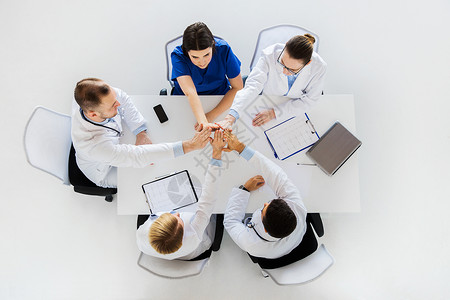 医学,医疗保健队合作的医院心脏造影的医生群桌子上高五的医生图片