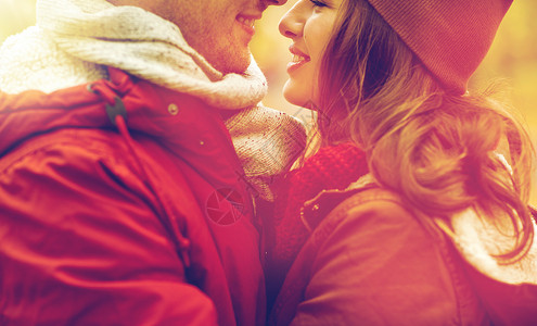爱,关系,季节人的亲密的快乐轻夫妇亲吻户外亲密的快乐轻夫妇户外接吻图片