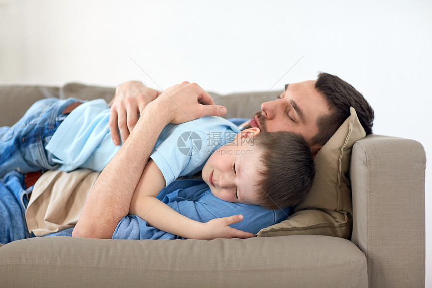 家庭,童,父爱,休闲人的幸福的父亲小儿子睡家里的沙发上的肖像快乐的父子睡家里的沙发上图片