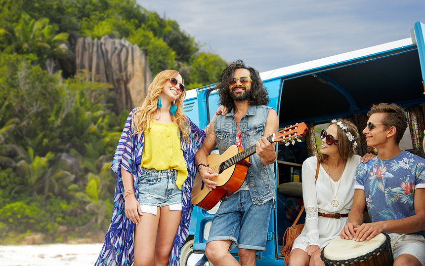 暑假,公路旅行,旅行人们的快乐的轻嬉皮朋友与吉他鼓演奏音乐小货车汽车岛屿海滩背景嬉皮士朋友岛上的小货车上演图片