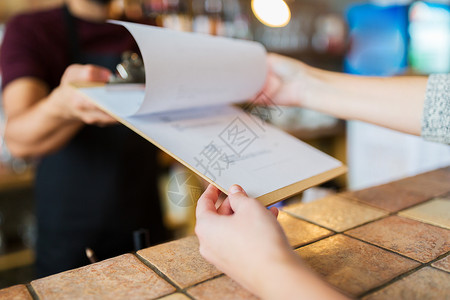 小企业,人服务酒吧咖啡店向顾客展示菜单酒吧招待向顾客展示菜单图片