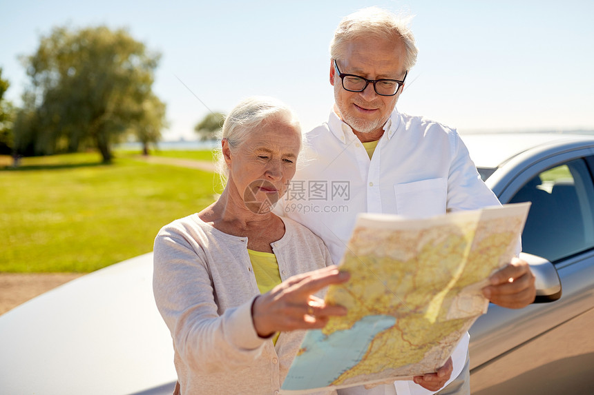 公路旅行,旅行老人的老夫妇汽车寻找位置上的夏天高级夫妇汽车上寻找上的位置图片