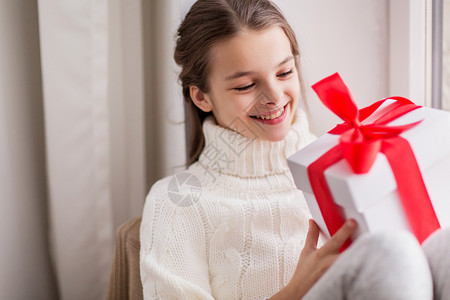 青少前礼物童,生日,假期人的快乐的美丽女孩与诞礼品盒家里快乐的美丽女孩家里送诞礼物背景