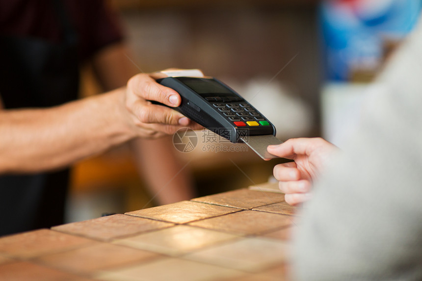 现代技术人的男人酒保与支付终端客户的手与信用卡咖啡厅酒吧手支付终端信用卡图片