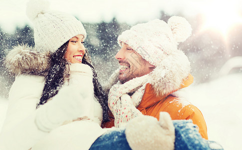人,季节,爱休闲的快乐的夫妇户外冬天冬天户外快乐的图片