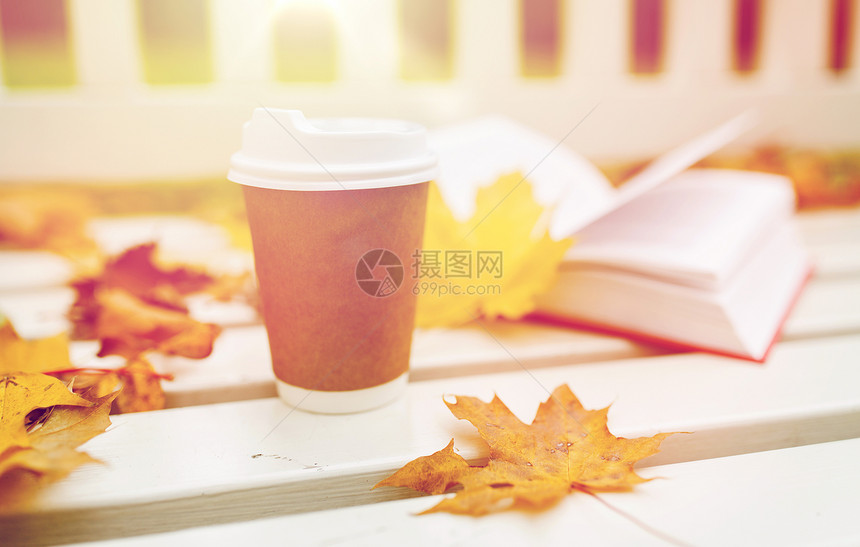季节,广告饮料咖啡纸杯长凳秋季公园秋天公园的长凳上用纸杯喝咖啡图片