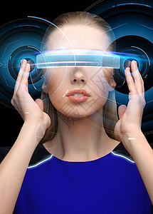 璃杯现实增强现实,科学,未来技术人的美丽的女人未来的三维眼镜与虚拟投影黑色背景妇女虚拟现实三维眼镜与全息图设计图片