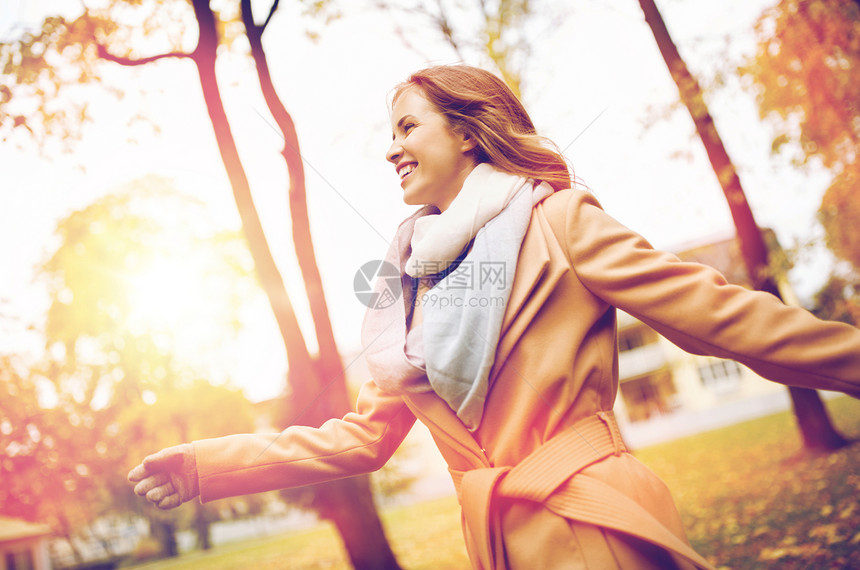 季节人的美丽快乐的轻女人秋天的公园散步美丽快乐的轻女人秋天的公园散步图片