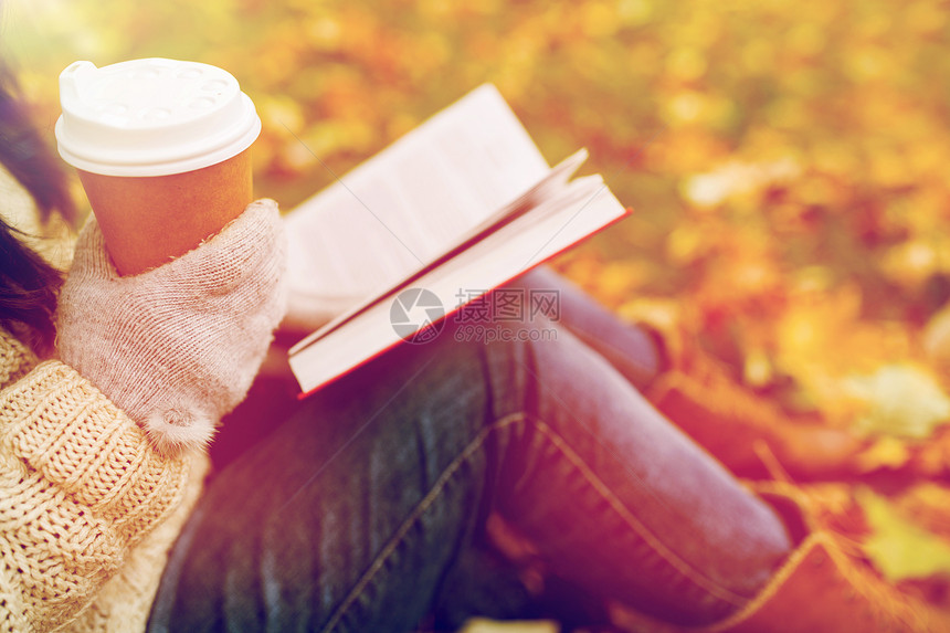 季节,技术人的轻妇女阅读书籍喝咖啡纸杯秋季公园带着书秋天公园喝咖啡的女人图片