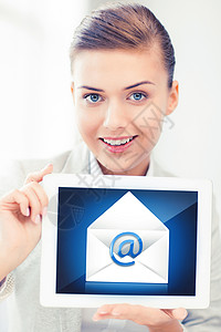 电子邮件地址商业,通信互联网女商人持平板电脑与电子邮件标志女商人持平板电脑与电子邮件标志背景