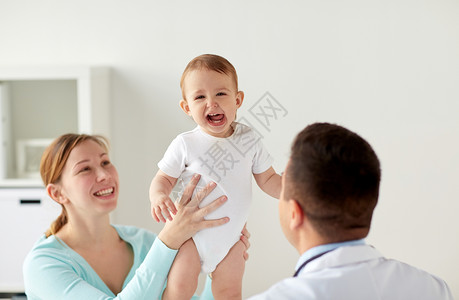医学,医疗,儿科人的快乐的女人与婴儿医生诊所快乐的女人婴儿医生诊所背景图片