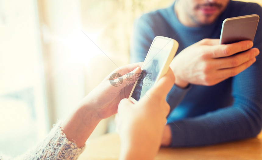 人,通信技术亲密的夫妇与智能手机咖啡馆餐馆喝茶咖啡馆里用智能手机夫妇图片