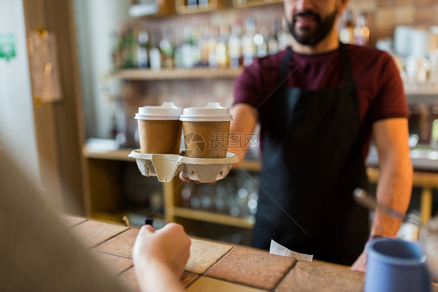 小企业,人服务理念咖啡店为客户服务的人酒保咖啡店为顾客服务的男人酒保图片