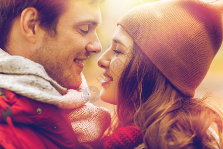 爱,关系,季节人的亲密的快乐轻夫妇亲吻户外亲密的快乐轻夫妇户外接吻图片