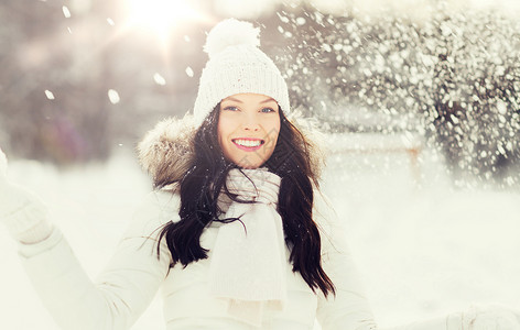 人,季节休闲的快乐的女人冬天的户外下雪冬天户外下雪的快乐女人图片