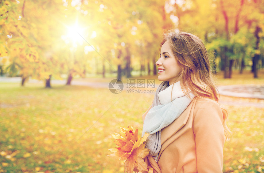 季节人的美丽的轻女人带着枫叶走秋天的公园里秋天公园里枫叶的漂亮女人图片