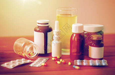 医疗保健,药物药物药丸,鼻喷雾剂,解热糖浆璃木桌上木制桌子上的药物药物图片