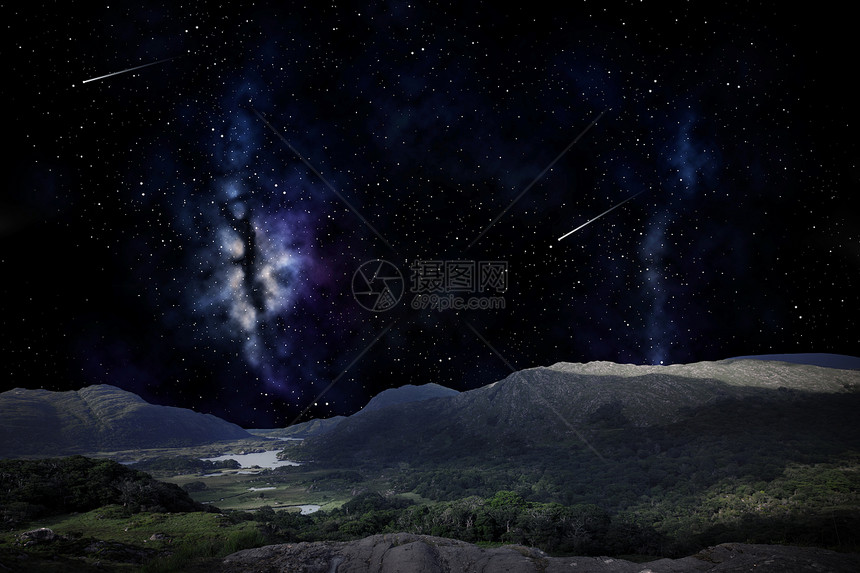 自然天文学夜空上的山景以流星为背景的夜空上的山景图片
