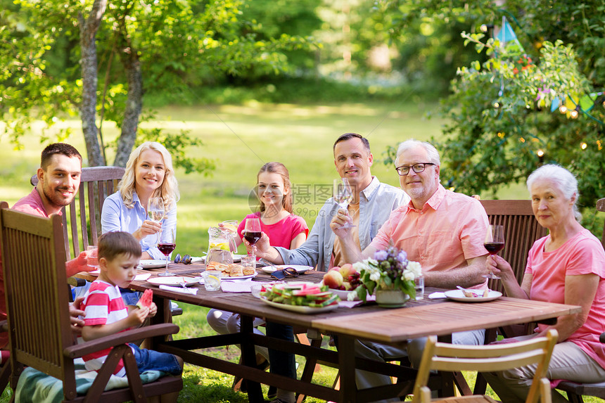 休闲,假日人们的快乐的家庭,举行节日晚餐夏季花园聚会庆祝快乐的家庭吃晚饭夏季花园派图片