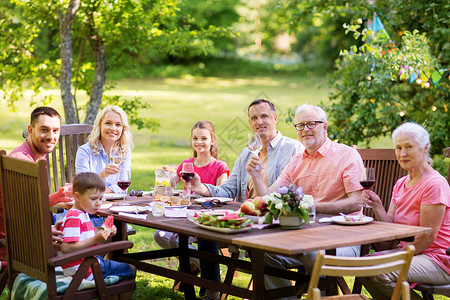 休闲,假日人们的快乐的家庭,举行节日晚餐夏季花园聚会庆祝快乐的家庭吃晚饭夏季花园派背景图片