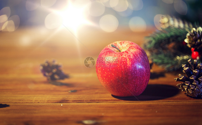 诞节,装饰,假日新红苹果与杉木树枝装饰木桌上苹果与杉木装饰木材上图片