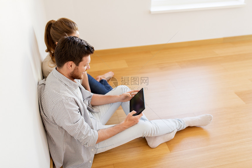 抵押贷款,人房地产的幸福的夫妇与平板电脑电脑空房间的新家幸福的夫妇与平板电脑新家图片