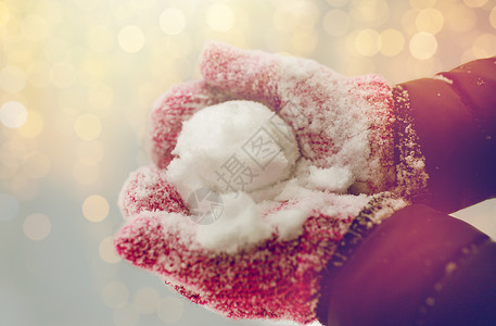 寒假,诞节人们的亲密的女人抱着雪球户外把女人关户外雪球背景图片