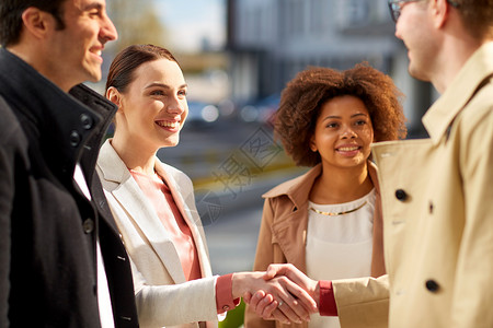 商业,伙伴关系,手势合作理念快乐的人城市街道上握手快乐的人城市街道上握手图片