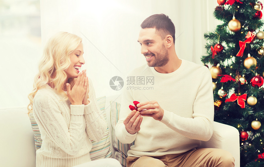 爱,诞节,夫妇,求婚人的快乐的男人小红盒子里给家里的女人订婚戒指男人给女人诞订婚戒指图片