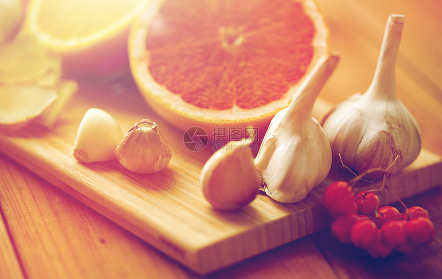 传统医学,烹饪民族科学橙色,柚子与生姜大蒜木板上柑橘,生姜,大蒜柳莓木材上图片