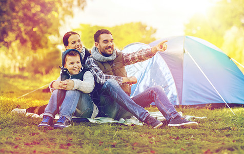 旅游,徒步旅行旅游快乐的家庭帐篷上的营地指向些东西营地帐篷的幸福家庭图片