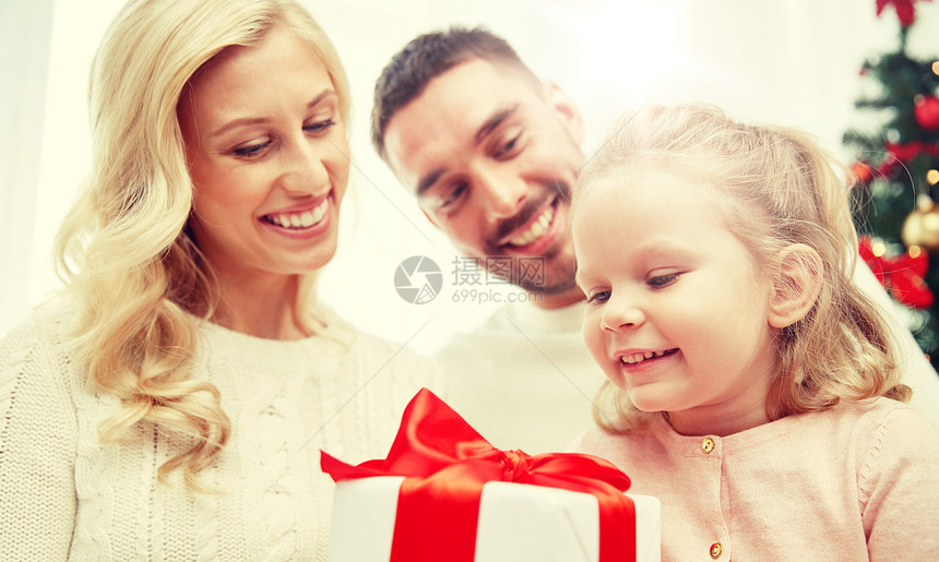 家庭,诞节,假日人的快乐的母亲,父亲小女儿坐家里的沙发上幸福的家庭家里带着诞礼盒图片