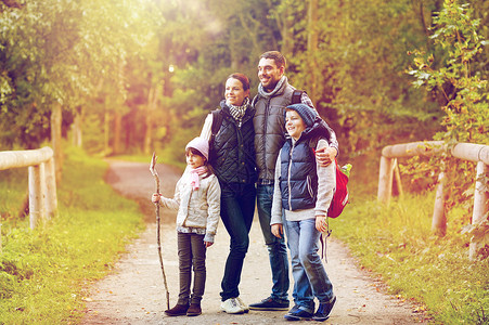 旅行,旅游徒步旅行的快乐的家庭步行与背包树林带背包徒步旅行的幸福家庭图片