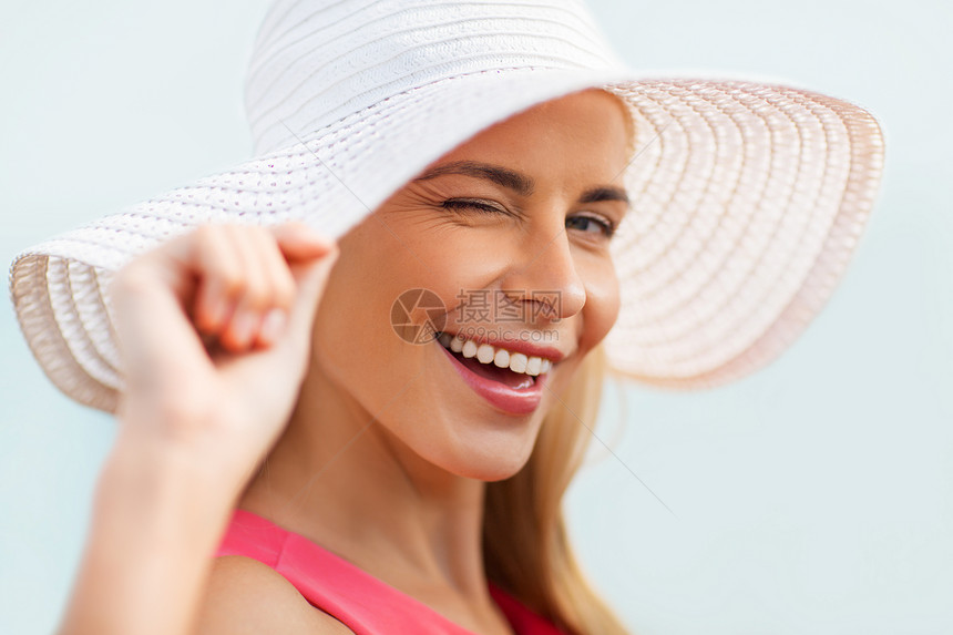 夏天,时尚人们的美丽的微笑女人太阳帽的肖像戴着太阳帽的美丽微笑的女人的肖像图片