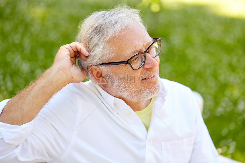 老,退休人们的快乐的老人戴着眼镜坐夏季公园戴眼镜的快乐老人坐夏天的公园里图片