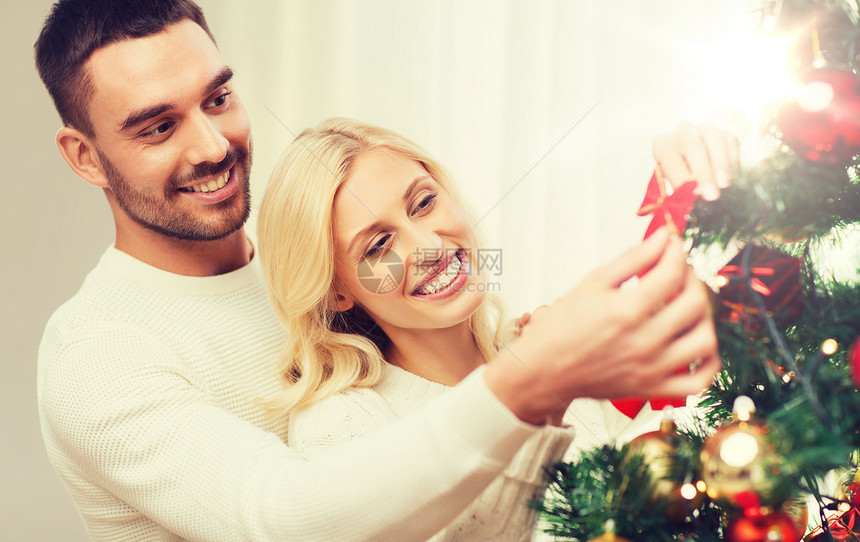 家庭,诞节,寒假人们的幸福的夫妇家里装饰诞树幸福的夫妇家里装饰诞树图片