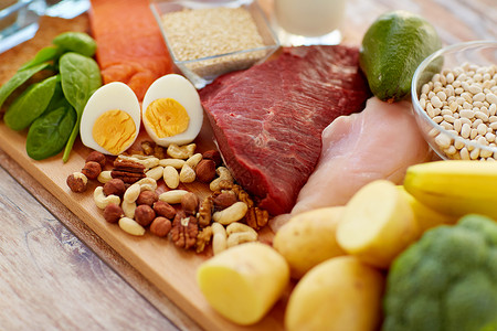 桌子上的天然蛋白质食物高清图片