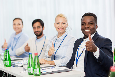 商业手势教育理念群快乐的人国际会议上竖大拇指商务会议上的人竖大拇指图片