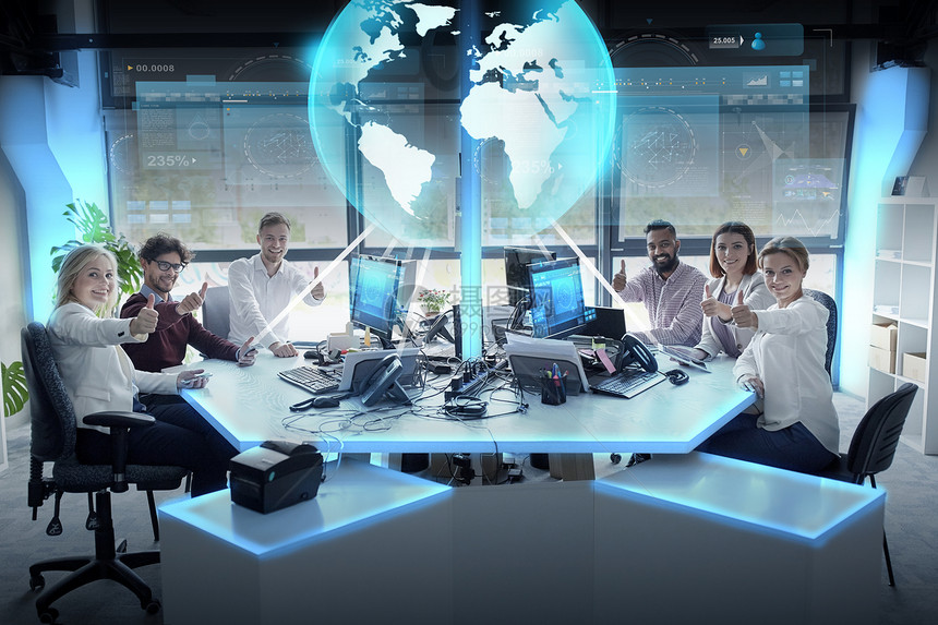 全球网络,技术人的业务队与平板电脑计算机竖大拇指办公室快乐的商业队与地球全息图办公室图片