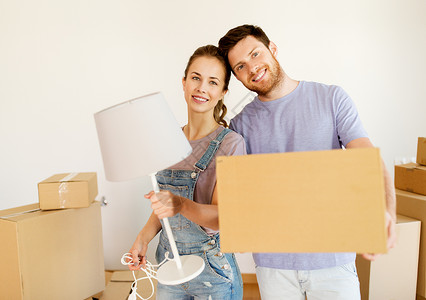 抵押贷款,人房地产的幸福的夫妇与盒子灯移动新的家夫妇带着盒子灯搬新家图片