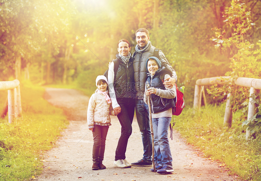 旅行,旅游徒步旅行的快乐的家庭步行与背包户外带背包徒步旅行的幸福家庭图片